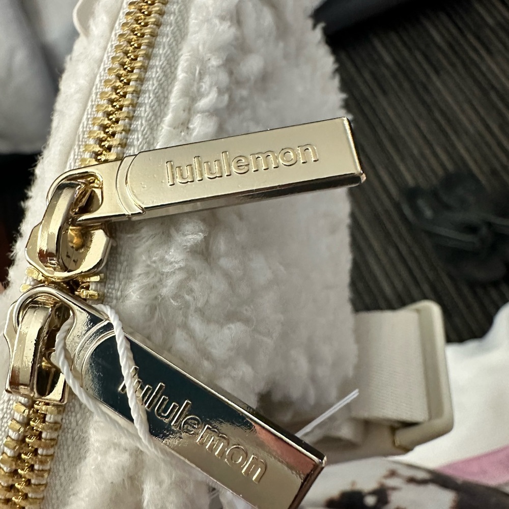 NWT Lululemon Everywhere Belt Bag Fleece Large 2L White Opal/Gold NWTs - Picture 5 of 9